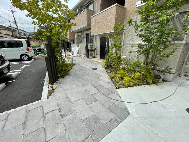 24/25 エントランス