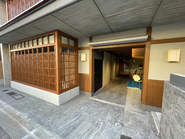 26/27 エントランス