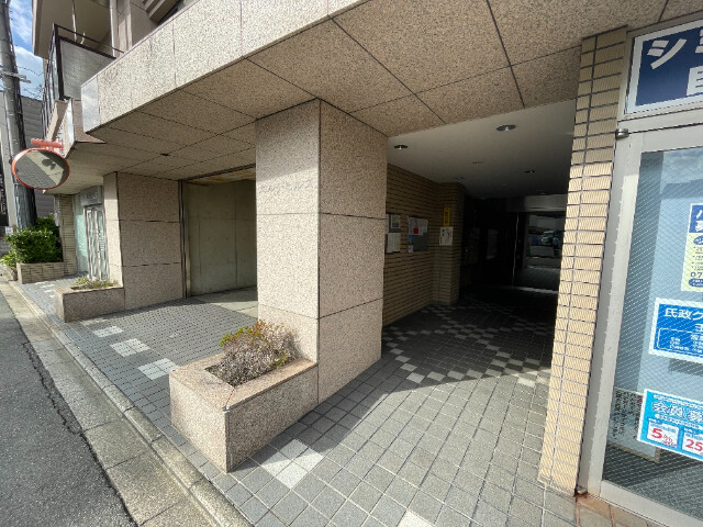 21/23 エントランス