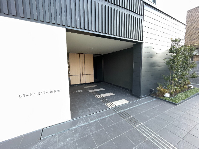24/26 エントランス