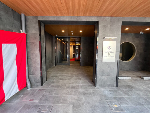 26/27 エントランス