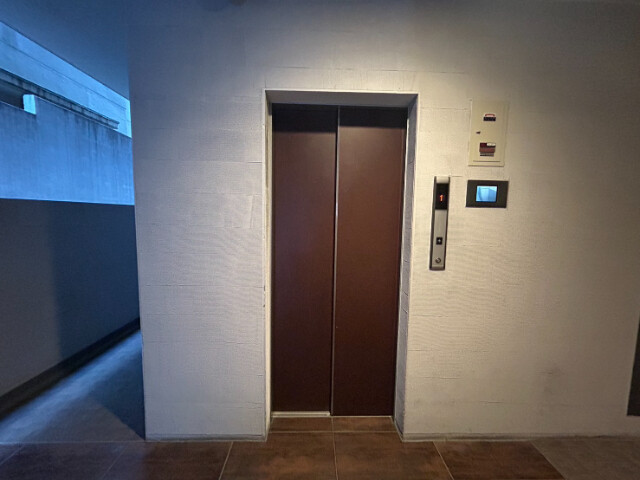 24/25 エントランス