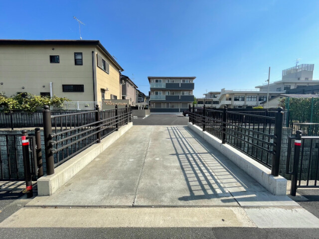 27/28 エントランス