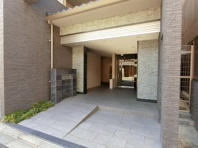 22/23 エントランス