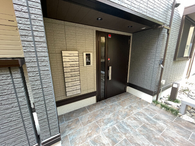 26/27 エントランス