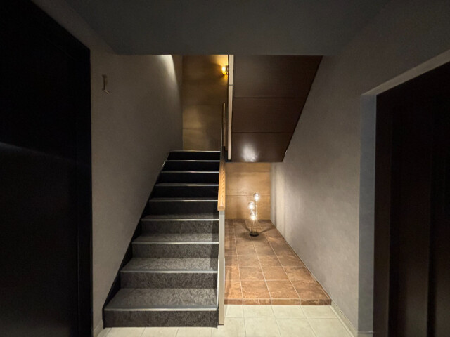 24/25 エントランス