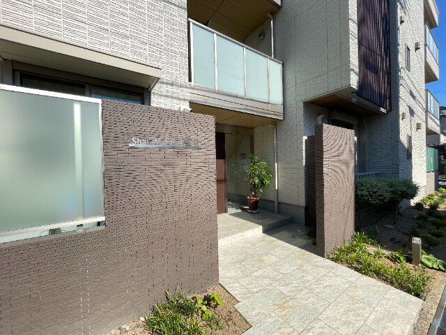 25/27 エントランス