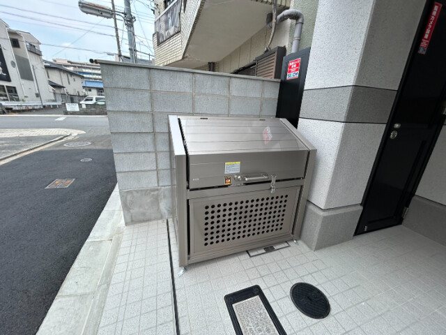 24/25 エントランス