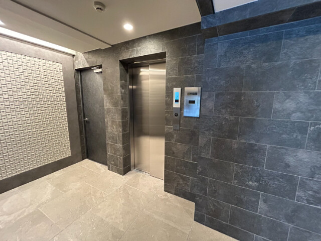 23/27 エントランス