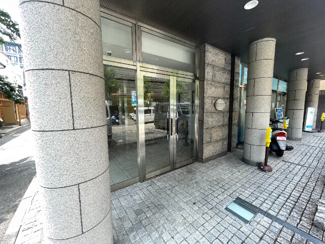 24/25 エントランス