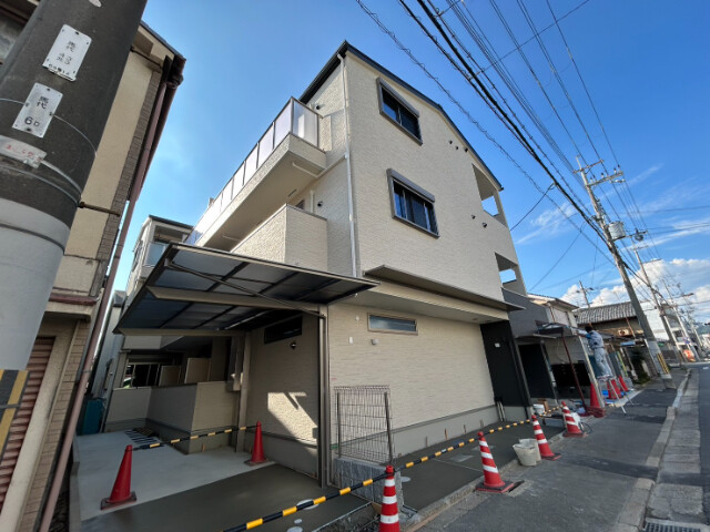 24/25 エントランス