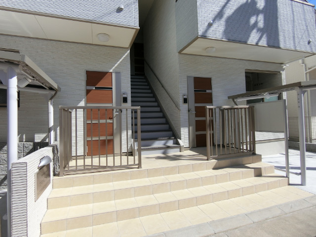 27/30 エントランス