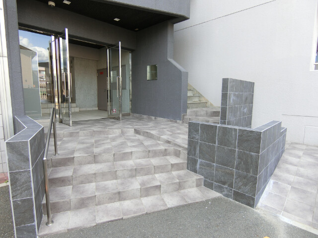 26/30 エントランス