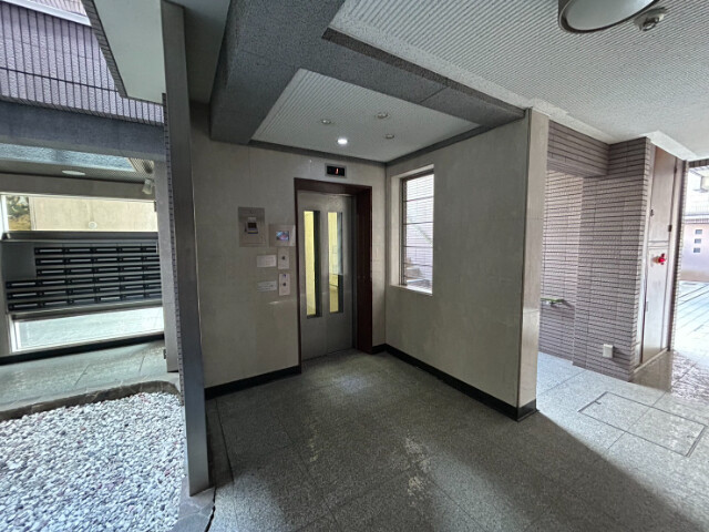 27/29 エントランス