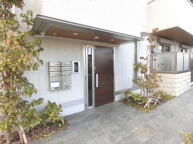 27/30 エントランス