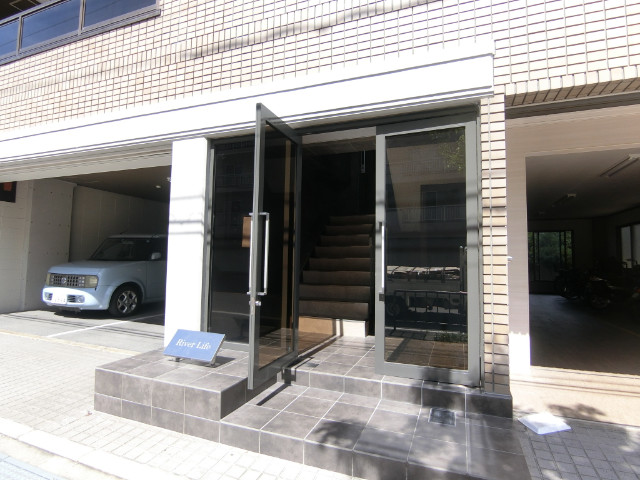 27/30 エントランス