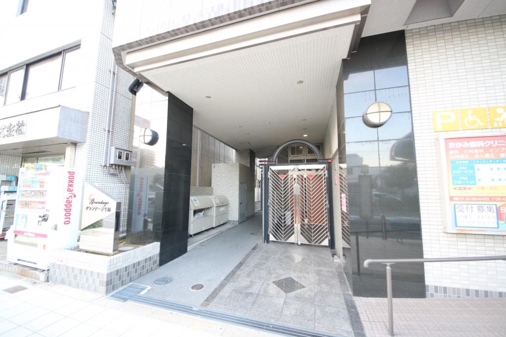 24/30 エントランス