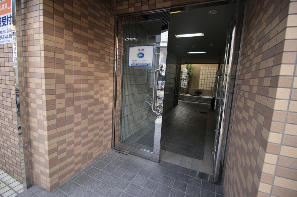 27/30 エントランス