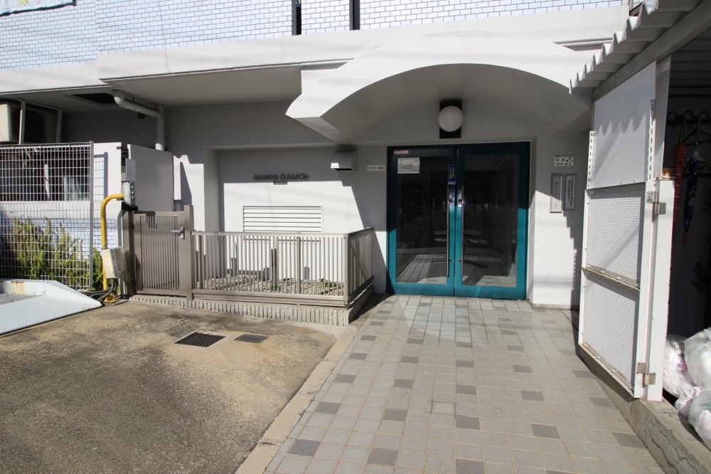 28/30 エントランス