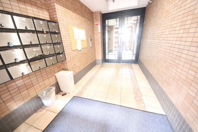 27/30 エントランス