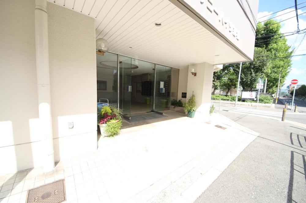 28/30 エントランス