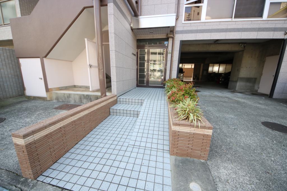 28/30 エントランス