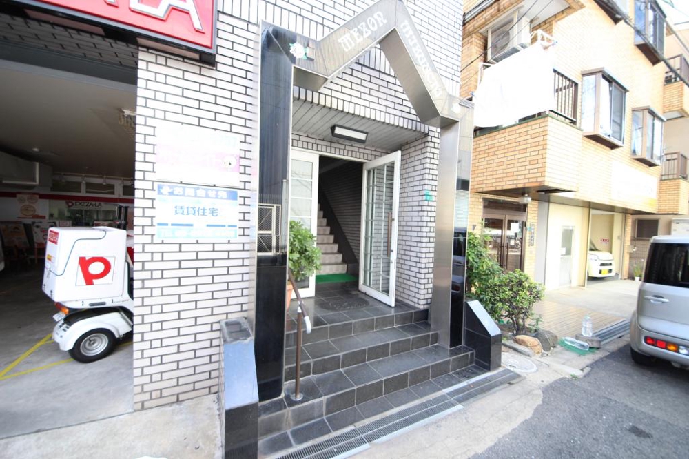 25/30 エントランス