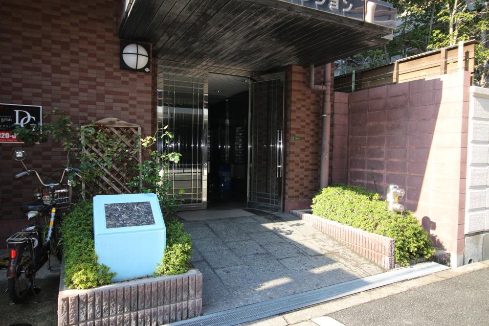 27/30 エントランス