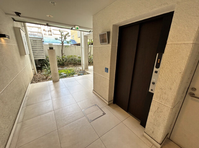 23/30 エントランス