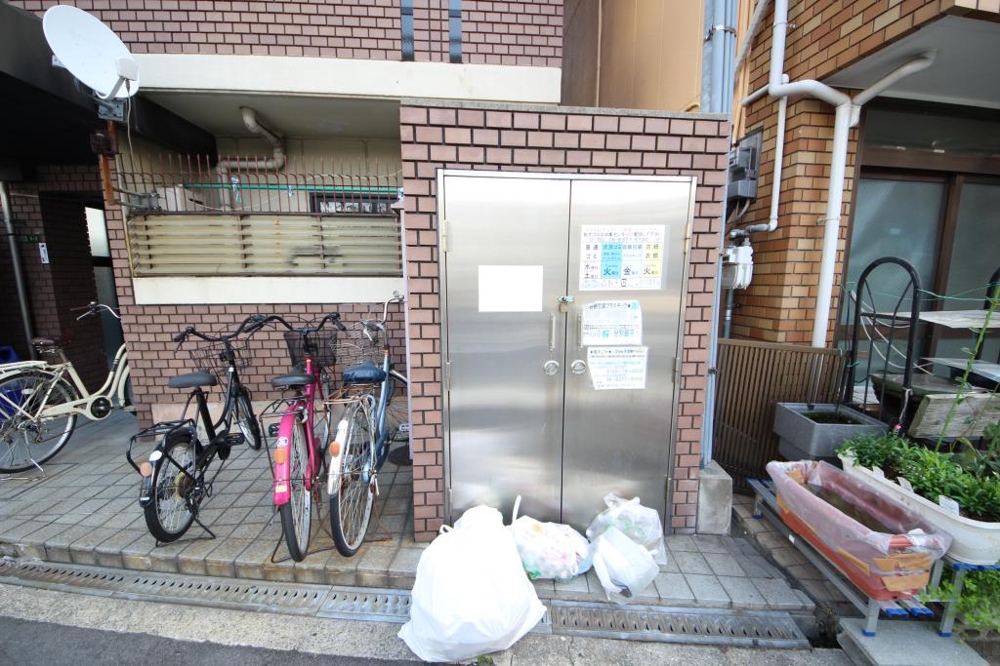 23/30 エントランス