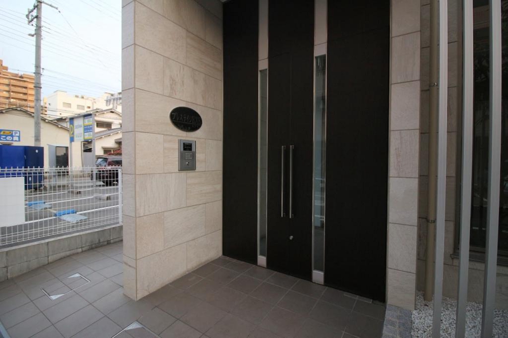 27/30 エントランス