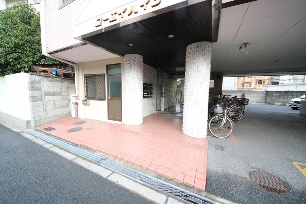 27/30 エントランス