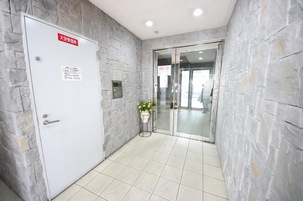 27/30 エントランス