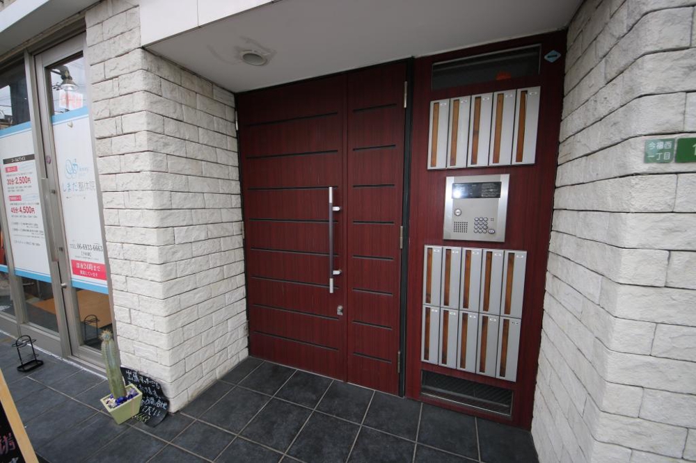 27/30 エントランス