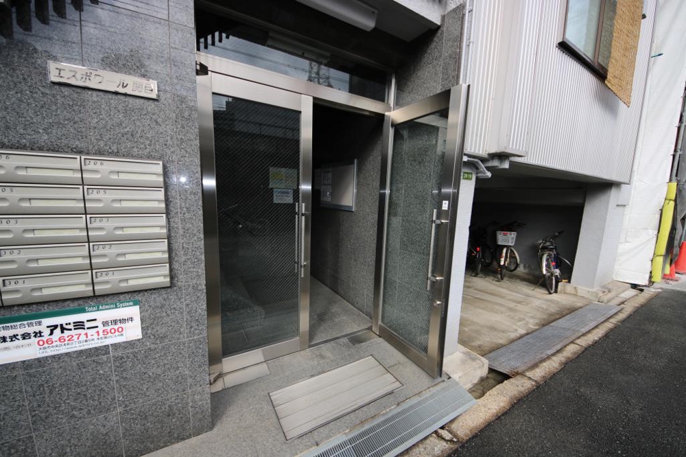 27/30 エントランス