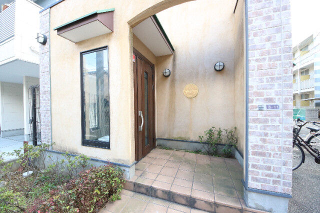 27/30 エントランス