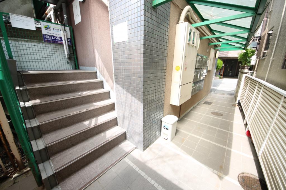 27/30 エントランス