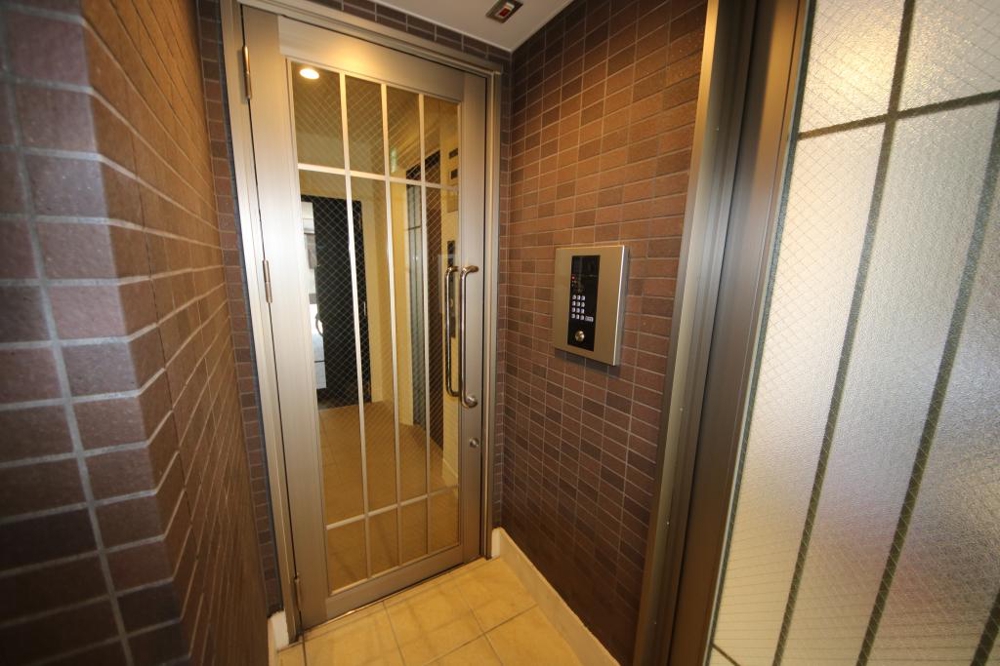 27/30 エントランス