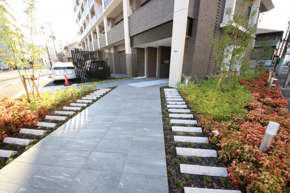 28/30 エントランス