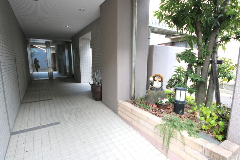 27/30 エントランス