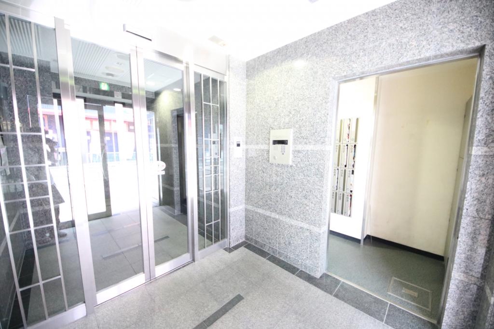 28/30 エントランス