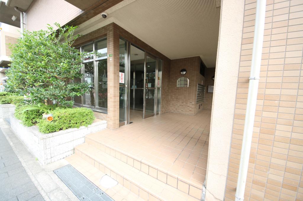 27/30 エントランス