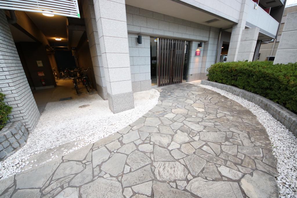 28/30 エントランス