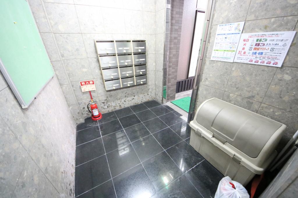 27/30 エントランス