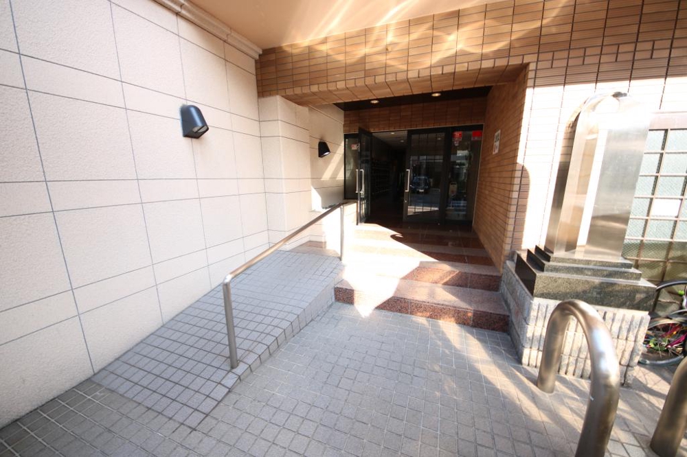 27/30 エントランス