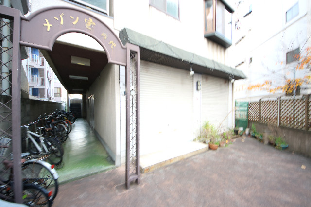 28/30 エントランス