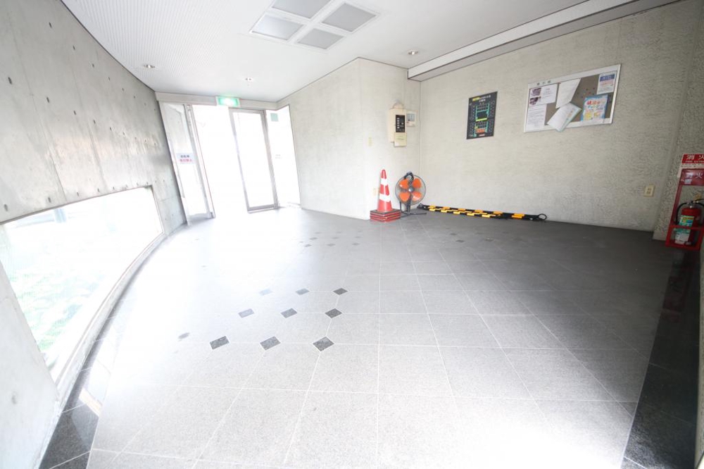 28/30 エントランス