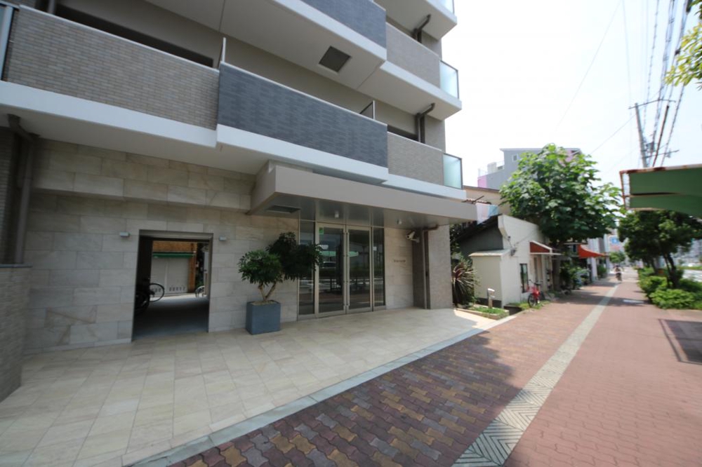 28/30 エントランス