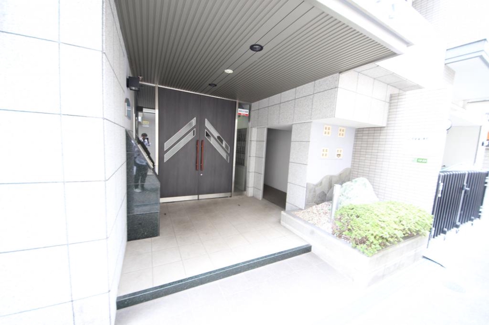 28/30 エントランス