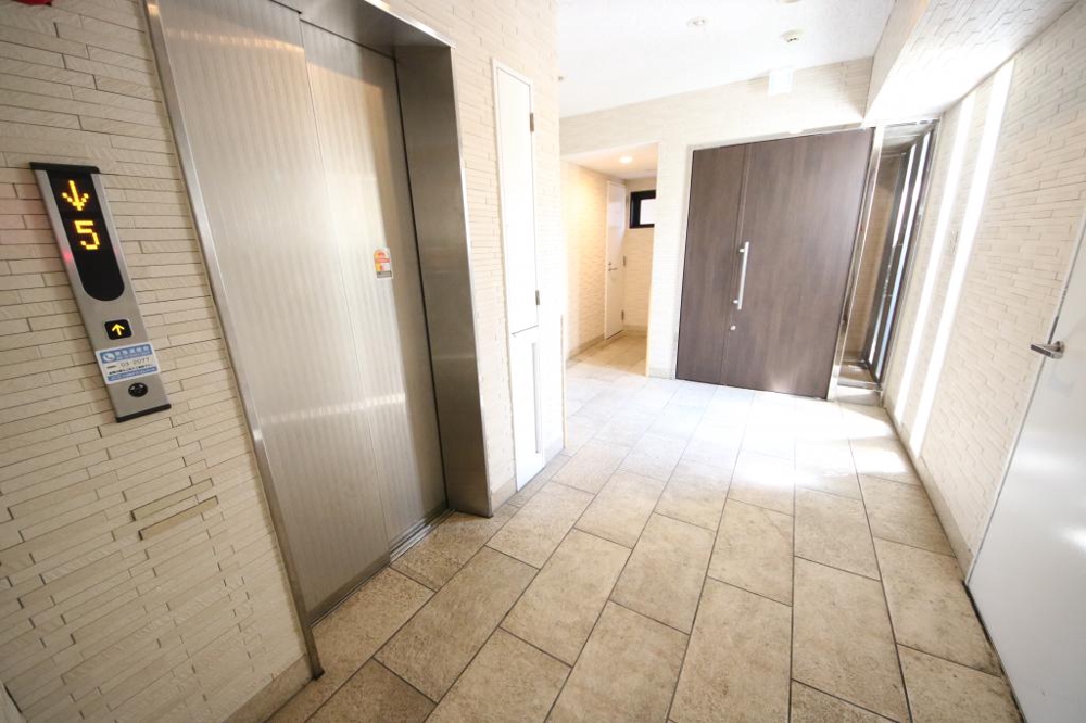 28/30 エントランス